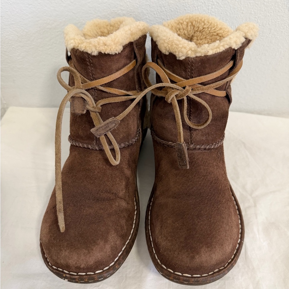 Ugg Cove Dark brown ankle boots 5178 Genuine Sheepskin size 7 - Picture 12 of 14